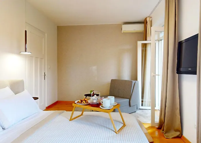 Old Town Apartment *