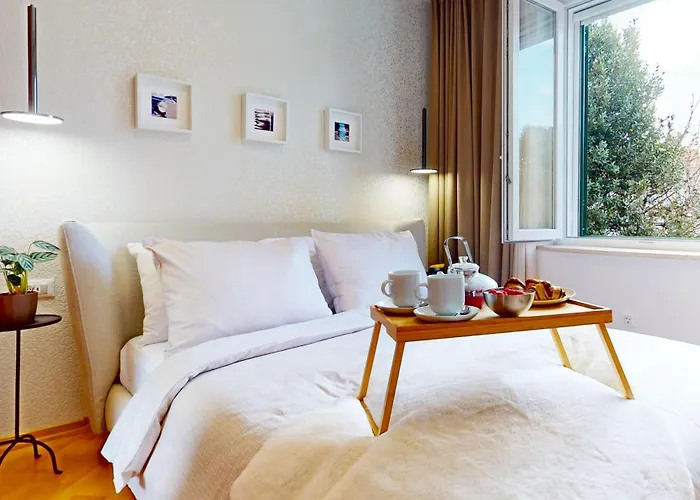 Old Town Apartment *